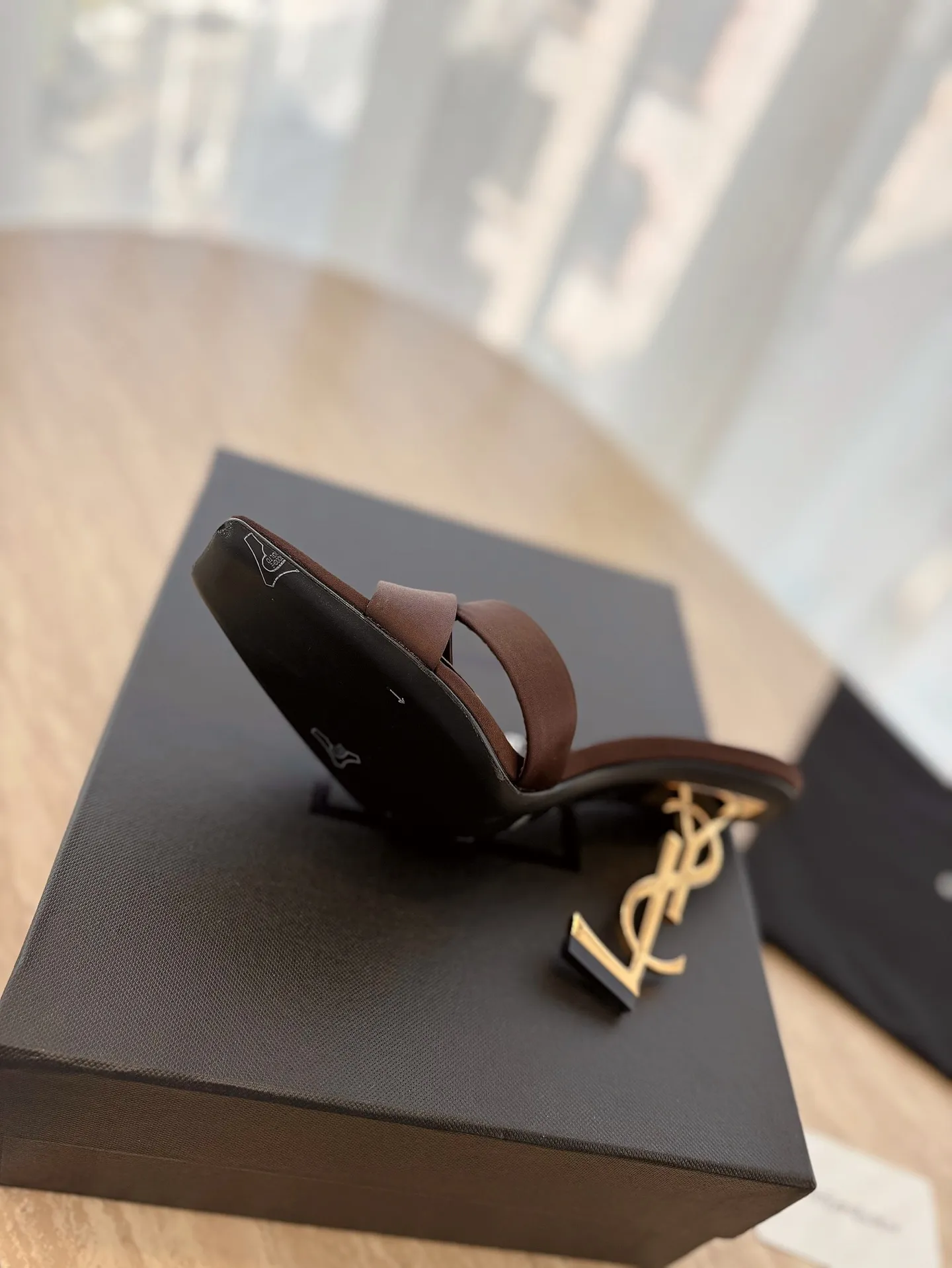 👟👟Ex-factory price 560👟👟 "SAINT LAURENT*" Yves Saint Laurent 25ss/hot YSL high heels and slippers in summer New shoe type·Only YSL understands women's hearts best and does not accept refutation Super invincible feminine artifact, a must-have for women (✅Z products are customized from the whole body, perfect consistency) New last type. Compare the differences between pictures and goods on the market ✔Upper: Customized imported silk ✔Inner lining: imported sheepskin ✔Sole: imported genuine leather outsole ✔Heel height: 10.5cm ✔Number of yards: 35-39 (No refund for 40 pieces of custom-made stock) (Full package)